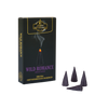 Eine Schachtel mit der Aufschrift „Räucherkerzen Wild Romance“ von Original Crottendorfer Räucherkerzen, auf der ein glimmender Räucherkegel neben vier violetten Räucherkegeln vor weißem Hintergrund abgebildet ist, erinnert an den verführerischen Duft von „Frische Feigen und Weihrauch“ und zaubert die bezaubernden Düfte des Mittelmeerraums herbei.