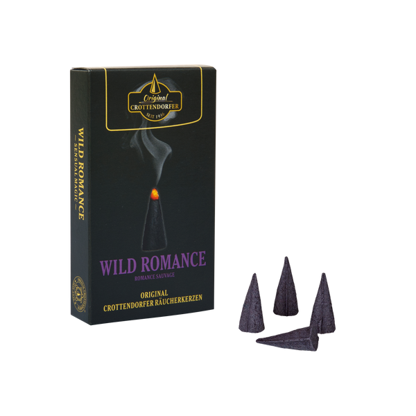 Eine Schachtel mit der Aufschrift „Räucherkerzen Wild Romance“ von Original Crottendorfer Räucherkerzen, auf der ein glimmender Räucherkegel neben vier violetten Räucherkegeln vor weißem Hintergrund abgebildet ist, erinnert an den verführerischen Duft von „Frische Feigen und Weihrauch“ und zaubert die bezaubernden Düfte des Mittelmeerraums herbei.