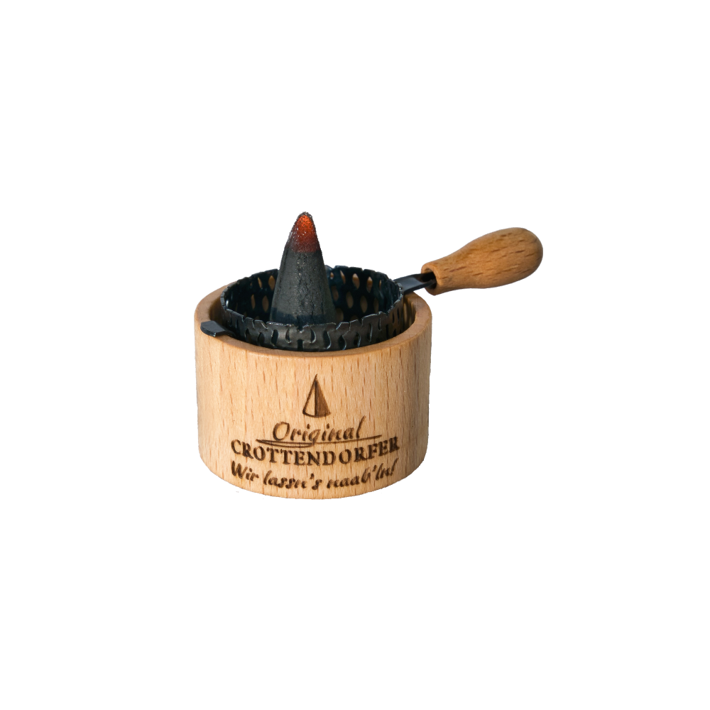 Das Räuchertöpfchen von Original Crottendorfer Räucherkerzen ist ein hölzernes Räuchergefäß mit kegelförmiger Halterung, Metallsieb, Griff und der Gravur 