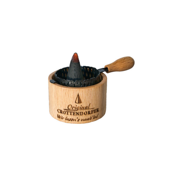 Das Räuchertöpfchen von Original Crottendorfer Räucherkerzen ist ein hölzernes Räuchergefäß mit kegelförmiger Halterung, Metallsieb, Griff und der Gravur "Original Grottendorfer Wir lassens rauchn!" auf der Vorderseite.