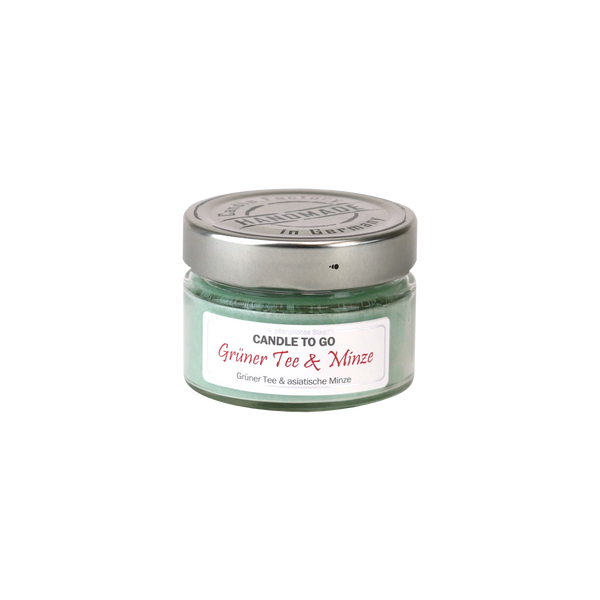 Die Candle to go ‚Grüner Tee & Minze‘ von The Candle Factory ist eine kleine Duftkerze im Glas mit Metalldeckel, gefüllt mit hellgrünem pflanzlichem Stearinwachs für ein erfrischendes Grüntee- und Minzaroma für unterwegs.