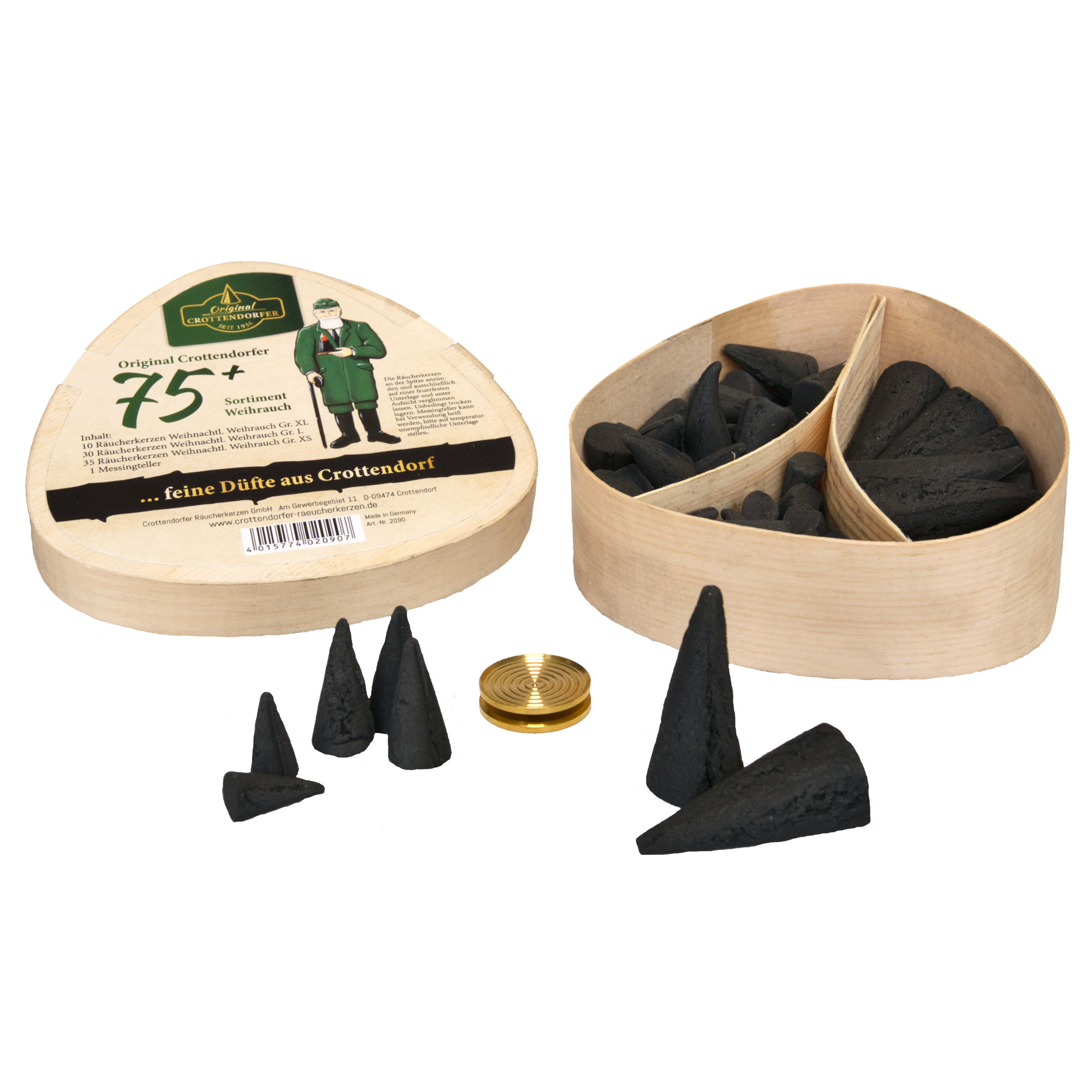 Das Geschenkset Spanschachtel 75+ von Original Crottendorfer Räucherkerzen besteht aus einer dreieckigen Holzschachtel mit verschiedenen schwarzen Räucherkegeln, einige außerhalb der Schachtel, ein kleiner runder Messinghalter, ein angezündeter Kegel in der Nähe und eine Produktinformation auf dem Deckel.