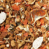 Eine Nahaufnahme der Früchteteemischung „Mandarine Vanillekipferl“ von Original Crottendorfer, die eine farbenfrohe Mischung aus getrockneten Früchten, zarten Blütenblättern und mit weißem Zucker überzogenen Stückchen zeigt – eine festliche Teekreation mit Noten von Mandarinenaroma für ein wahrhaft genussvolles Erlebnis.