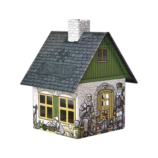 Das Räucherhäuschen „Huthaus“ von Original Crottendorfer Räucherkerzen ist ein dekoratives Keramikhäuschen mit einem grauen Dach, auf dem „Glück Auf“ steht, grünen oberen Wänden und Seitenwänden, die mit abgebildeten Bergleuten verziert sind. Es wurde als Räucherkerzenhalter entworfen und besticht durch charmante metallische Akzente, die von traditioneller Metallkunst inspiriert sind.