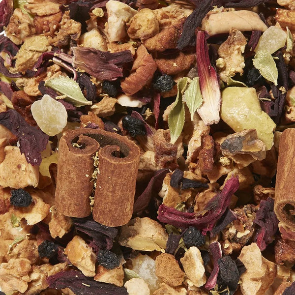 Eine lebendige, lockere Kräuterteemischung mit sichtbaren Zimtstangen, getrockneten Fruchtstücken, Blütenblättern und einer Auswahl an Kräutern – perfekt für eine gemütliche Tasse Original Crottendorfer Früchteteemischung „Heißer Holunder“ oder als wohltuender winterlicher Früchtetee.