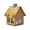 Das Original Crottendorfer Räucherkerzen-Räucherhäuschen „Sauna“ ist ein kleines, dekoratives Häuschen mit einem Schindeldach, einem Steinkamin, illustrierten Fenstern und einer Außenwand, die mit einer Zeichnung von Menschen verziert ist, die sich in einer Sauna entspannen. Mit liebevollen Details und eleganten Metallakzenten gefertigt, eignet sich dieses bezaubernde Stück ideal als Räucherkerzenhalter oder als unverwechselbare Ergänzung Ihrer Räucherzubehör-Sammlung.