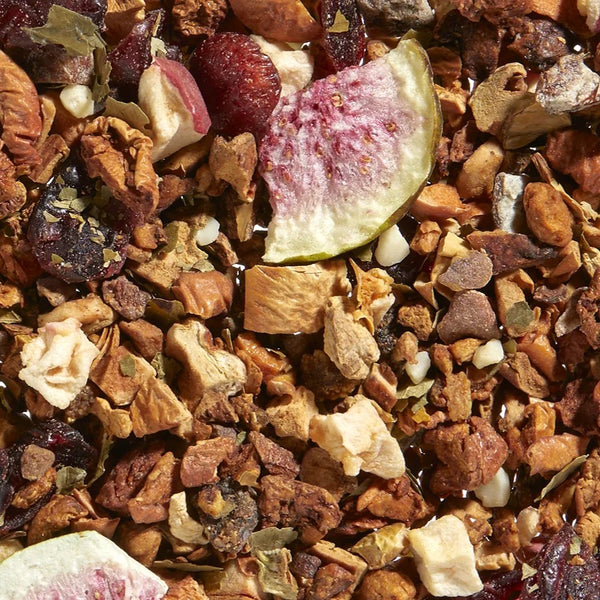 Eine Nahaufnahme der Früchteteemischung „Herbstzauber“ von Original Crottendorfer – eine aromatische Früchteteemischung mit sichtbaren Stücken aus getrockneten Feigen, Äpfeln, Beeren und verschiedenen Kräutern sowie zarten Noten von Birne, Feige und Kastanie.
