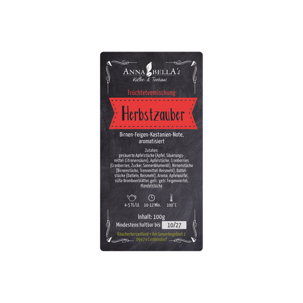 Eine Teeverpackung mit der Aufschrift „Früchteteemischung ‚Herbstzauber‘“ von Original Crottendorfer, mit einem roten Banner, einer Zutatenliste und detaillierten Produktinformationen auf Deutsch vor schwarzem Hintergrund. Diese aromatisierte Früchteteemischung verzaubert mit köstlichen Noten von Birne, Feige und Kastanie und sorgt so für ein herrliches Herbst-Geschmackserlebnis.