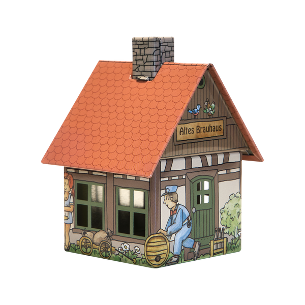 Das Räucherhäuschen Brauhaus von Original Crottendorfer Räucherkerzen ist ein charmantes kleines Haus mit rotem Dach, Steinkamin und dem Schild „Altes Brauhaus“. Eine Person füllt ein Fass neben aufgemalten Blumen- und Wagendetails, das einem Räucherkerzenhalter ähnelt, um Duftaromen herzustellen.