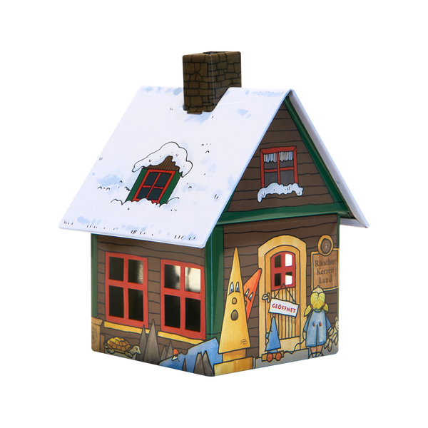 Das Räucherhäuschen Räucherkerzenland von Original Crottendorfer Räucherkerzen ist ein bezauberndes Miniaturhaus, das als Räucherkerzenhalter dient und über ein schneebedecktes Dach, lebendige Illustrationen, einen Schornstein, rote Fensterrahmen, ein Türschild und farbenfrohe Cartoonfiguren mit Bäumen an der Außenseite verfügt.