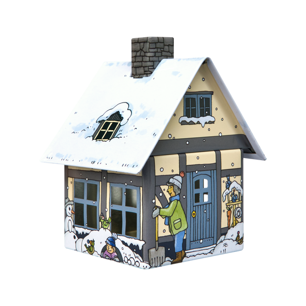 Eine cartoonartige Illustration des Räucherhäuschens Winterfreude von Original Crottendorfer Räucherkerzen zeigt ein kleines Haus mit schneebedecktem Dach und blauer Tür. Rauch steigt aus dem Schornstein und verstärkt die festliche Stimmung, während in der Nähe jemand in Winterkleidung einen Schneemann baut.