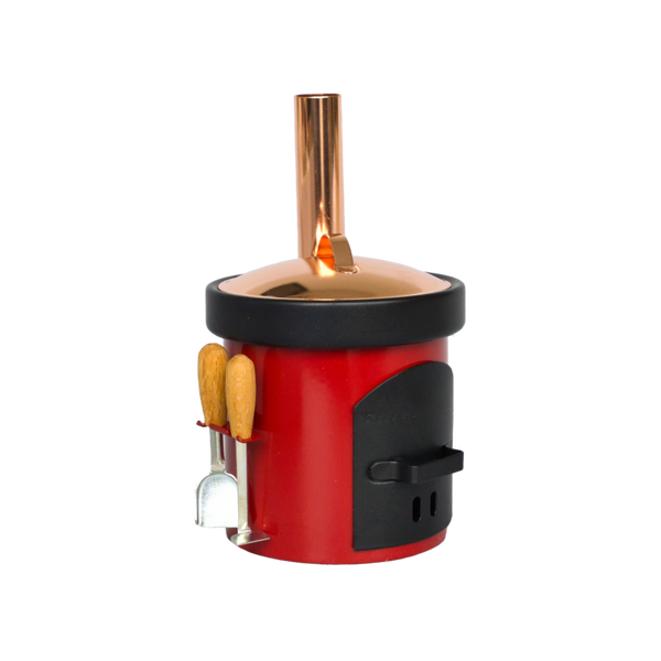 Der Hartmut Richter Räucherofen Küchenherd ist ein kompakter roter Tischpizzaofen mit einem glänzenden Kupferdeckel, einer schwarzen Tür und zwei seitlich angebrachten Ofenbesteck-Holzgriffen.