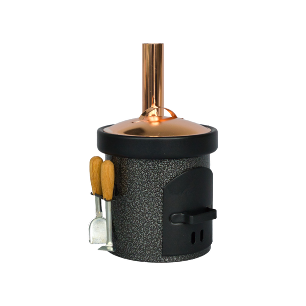 Der Hartmut Richter Räucherofen Küchenherd ist ein kompakter, grau gesprenkelter Outdoor-Ofen mit schwarzer Tür, Kupferkamin und zwei kleinen, seitlich aufgehängten Ofenbestecken.