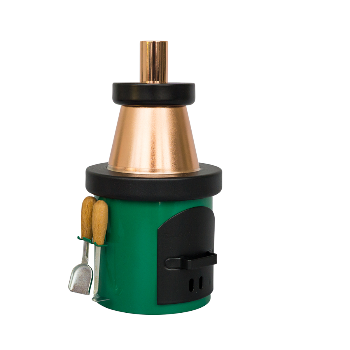 Der Räucherofen Kamin von Hartmut Richter ist ein kompakter, grün-schwarzer Metallofen mit einem kupfernen Schornstein, zwei seitlich angebrachten Ofenbestecken mit Holzgriffen, einer schwarzen Tür und einem runden Aufsatz, alles auf einem schlichten weißen Hintergrund.