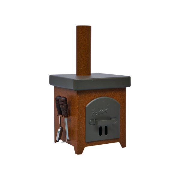 Der Hartmut Richter Räucherofen Hüttenofen ist ein kompakter, brauner Metall-Holzofen mit quadratischem Aufsatz, Schornsteinrohr, belüfteter Tür und seitlich hängendem Kochgeschirr, dargestellt auf einem schlichten weißen Hintergrund.