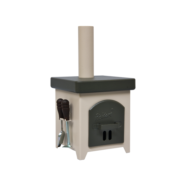 Der Räucherofen Hüttenofen von Hartmut Richter ist ein kompakter, quadratischer Kaminofen in neutralem Grau und Beige mit seitlich angebrachten Utensilien, Lüftungsschlitzen in der Fronttür, integriertem Aschekasten und senkrechtem Schornstein, abgebildet auf einem schlichten weißen Hintergrund.