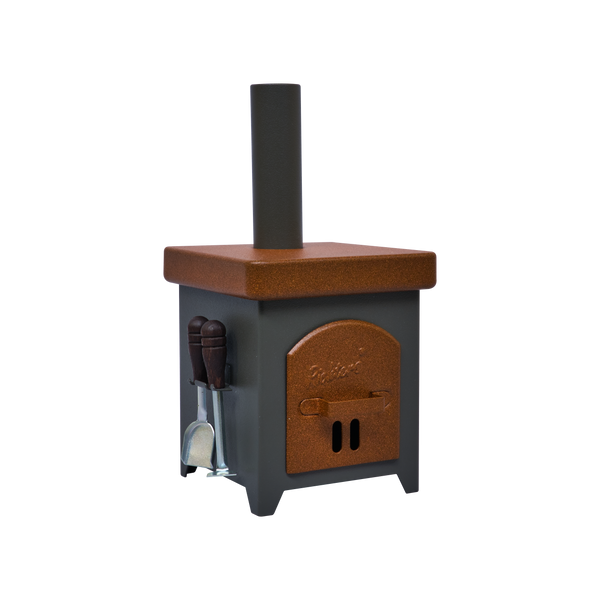 Der Räucherofen Hüttenofen von Hartmut Richter ist ein kompakter, quadratischer Holzofen mit hohem Schornstein, brauner Oberseite und Tür, schwarzem Korpus und seitlichen Utensilien - ideal für den funktionalen Räucherbedarf - auf einem schlichten weißen Hintergrund.