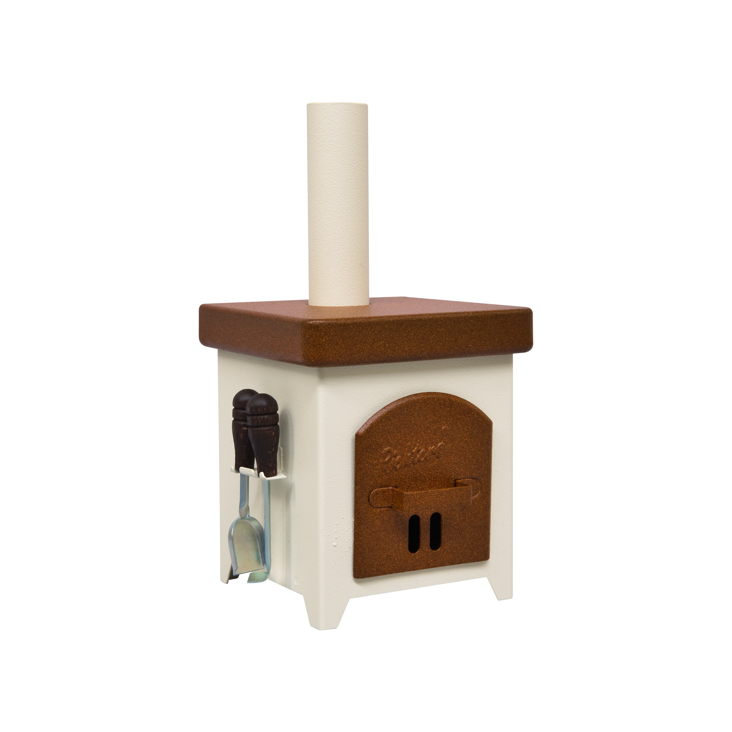 Der Räucherofen Hüttenofen von Hartmut Richter ist ein kleiner, quadratischer, cremefarbener und brauner Holzofen mit einem vertikalen Schornstein, einer Vordertür, einem Aschekasten und zwei Metallwerkzeugen an der Seite - alles auf einem schlichten weißen Hintergrund.