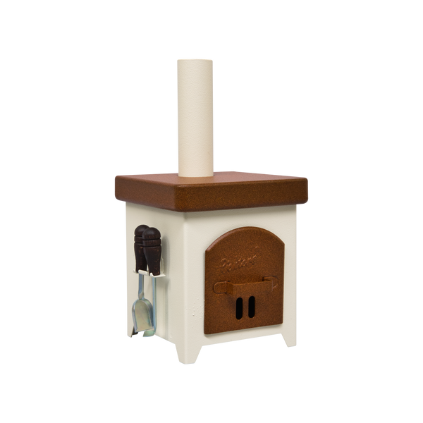 Der Räucherofen Hüttenofen von Hartmut Richter ist ein kleiner, quadratischer, cremefarbener und brauner Holzofen mit einem vertikalen Schornstein, einer Vordertür, einem Aschekasten und zwei Metallwerkzeugen an der Seite - alles auf einem schlichten weißen Hintergrund.