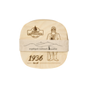 Die „Spanschachtel 1936“ von Original Crottendorfer Räucherkerzen ist eine Käsebox aus Holz, deren Vorderseite mit einer detailreichen Illustration eines Mannes in traditioneller Tracht, Bergsilhouetten und der Jahreszahl 1936 verziert ist, ergänzt durch deutsche Sprüche, die die Tradition des Erzgebirges würdigen. Diese bezaubernde Schachtel eignet sich ideal als Räucherzubehör oder als Teil eines unverwechselbaren Geschenksets.