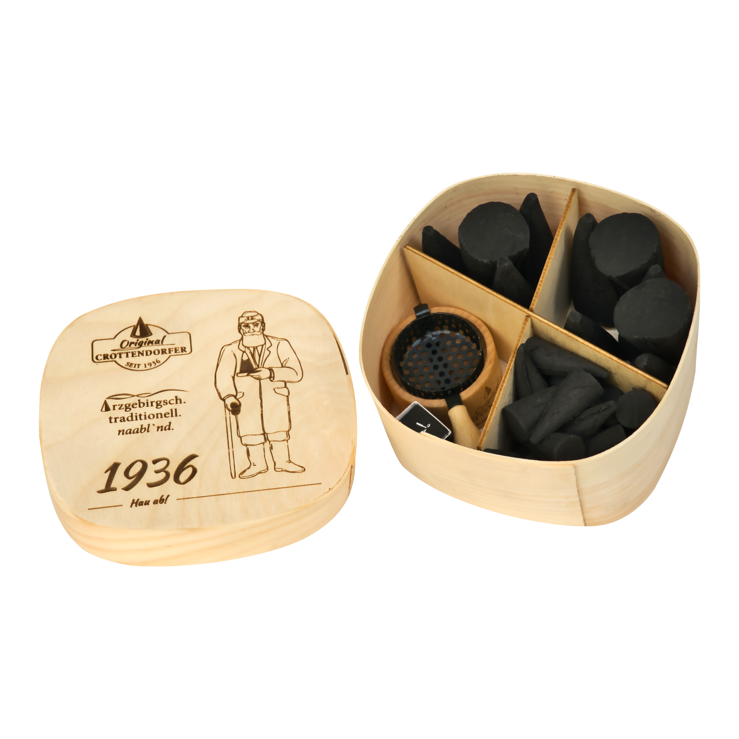Die „Spanschachtel 1936“ von Original Crottendorfer Räucherkerzen ist eine Holzschachtel mit einem Deckel, auf dem eine Figur und ein Text eingraviert sind. Sie verfügt über Fächer, die mit schwarzen, zylindrischen und unregelmäßig geformten Holzkohlestücken gefüllt sind, sowie über ein kleines rundes Metallgitter – was sie zu einem einzigartigen Geschenkset mit Räucherzubehör macht.