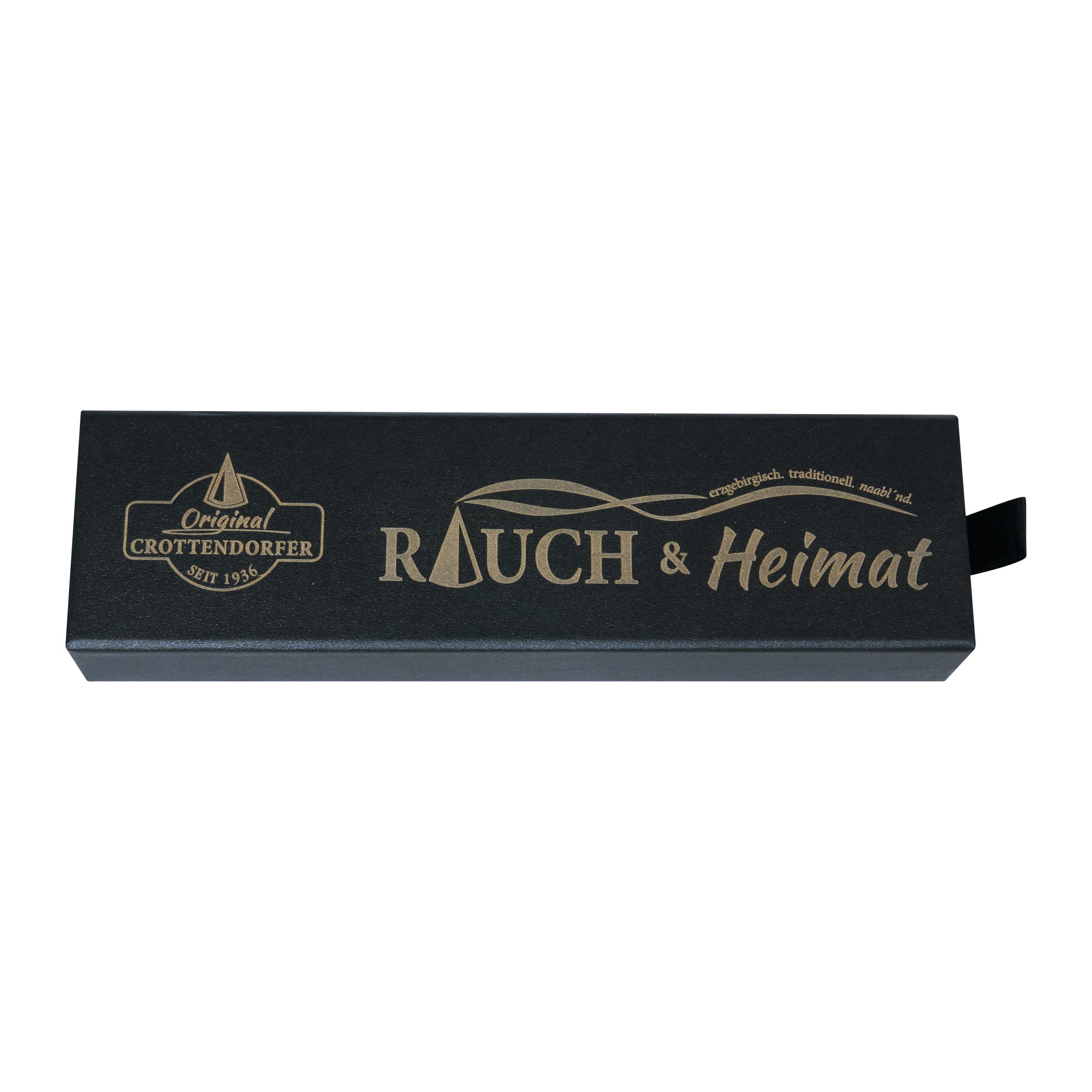 Eine rechteckige schwarze Schubbox „RAUCH & Heimat“ von Original Crottendorfer Räucherkerzen mit goldener Beschriftung: „Original Crottendorfer“, „RAUCH & Heimat“ und „erzgebirgisch. traditionell. rauch’ mal.“ Die Schachtel eignet sich ideal als Geschenk oder zur Aufbewahrung Ihrer Lieblings-Räucheraccessoires und verfügt auf der rechten Seite über eine kleine schwarze Zuglasche.