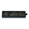 Eine rechteckige schwarze Schubbox „RAUCH & Heimat“ von Original Crottendorfer Räucherkerzen mit goldener Beschriftung: „Original Crottendorfer“, „RAUCH & Heimat“ und „erzgebirgisch. traditionell. rauch’ mal.“ Die Schachtel eignet sich ideal als Geschenk oder zur Aufbewahrung Ihrer Lieblings-Räucheraccessoires und verfügt auf der rechten Seite über eine kleine schwarze Zuglasche.