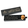 Die Schubbox „RAUCH & Heimat“ von Original Crottendorfer Räucherkerzen ist eine rechteckige schwarze Schachtel mit dem „Rauch & Heimat“-Logo. Im Inneren finden Sie schwarze Räucherkegel, eine kleine Holzschale, einen eleganten schwarzen Metallhalter und einen zierlichen Holzlöffel – unverzichtbare Räucheraccessoires, die sorgfältig zu einem eleganten Geschenk zusammengestellt wurden. Jeder Artikel ist ordentlich in der Schachtel angeordnet und sorgt so für ein raffiniertes Geschenk-Erlebnis.