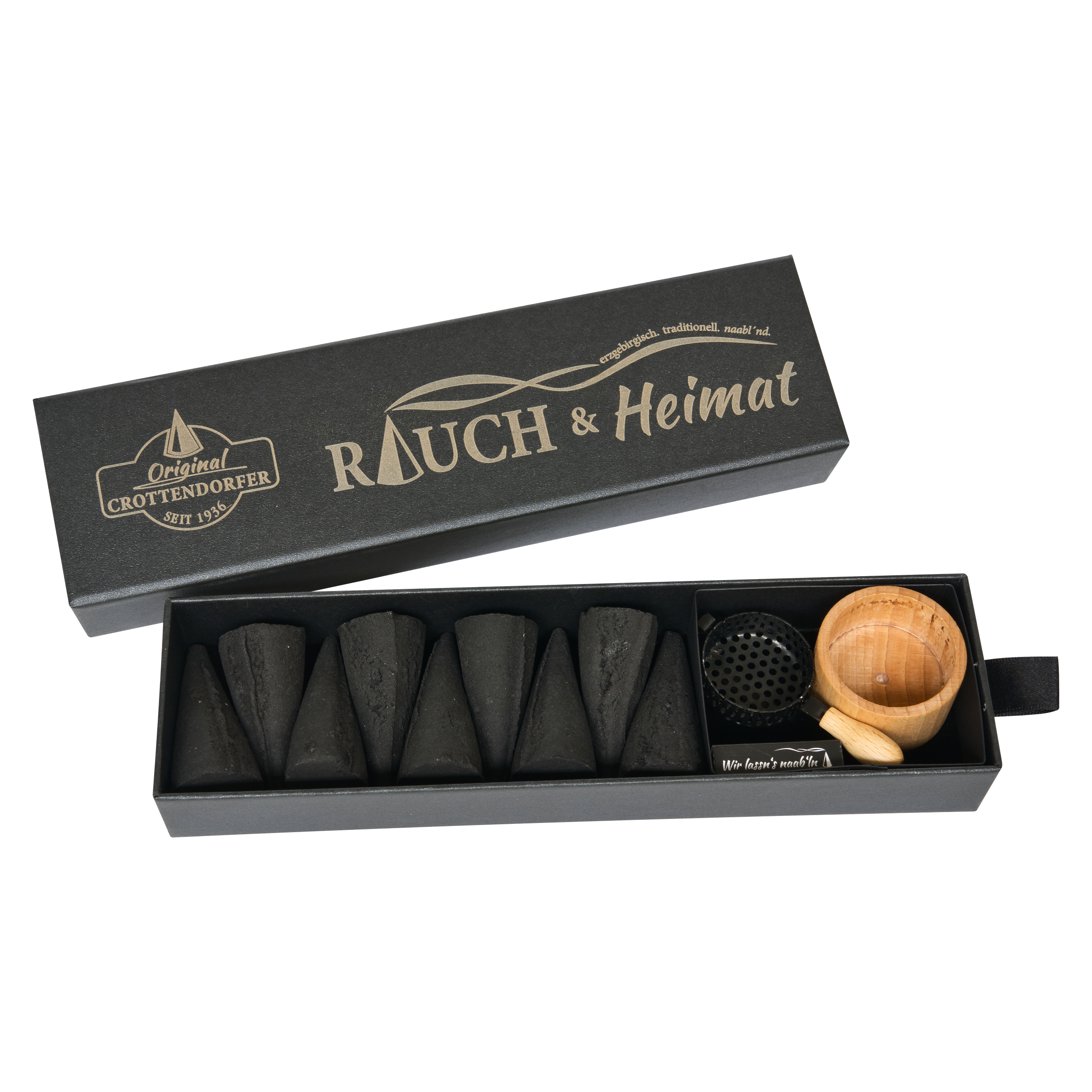 Eine schwarze Schubbox „RAUCH & Heimat“ von Original Crottendorfer Räucherkerzen enthält sechs kegelförmige schwarze Räucherstäbchen, einen kleinen Holzhalter und ein Räuchergitter aus Metall – damit ist sie das perfekte Räucheraccessoire für jeden Raum. Die teilweise geöffnete Schachtel gibt den Blick auf den Inhalt frei und macht sie so zu einem idealen Geschenk für alle, die Wert auf liebevolle Details legen.