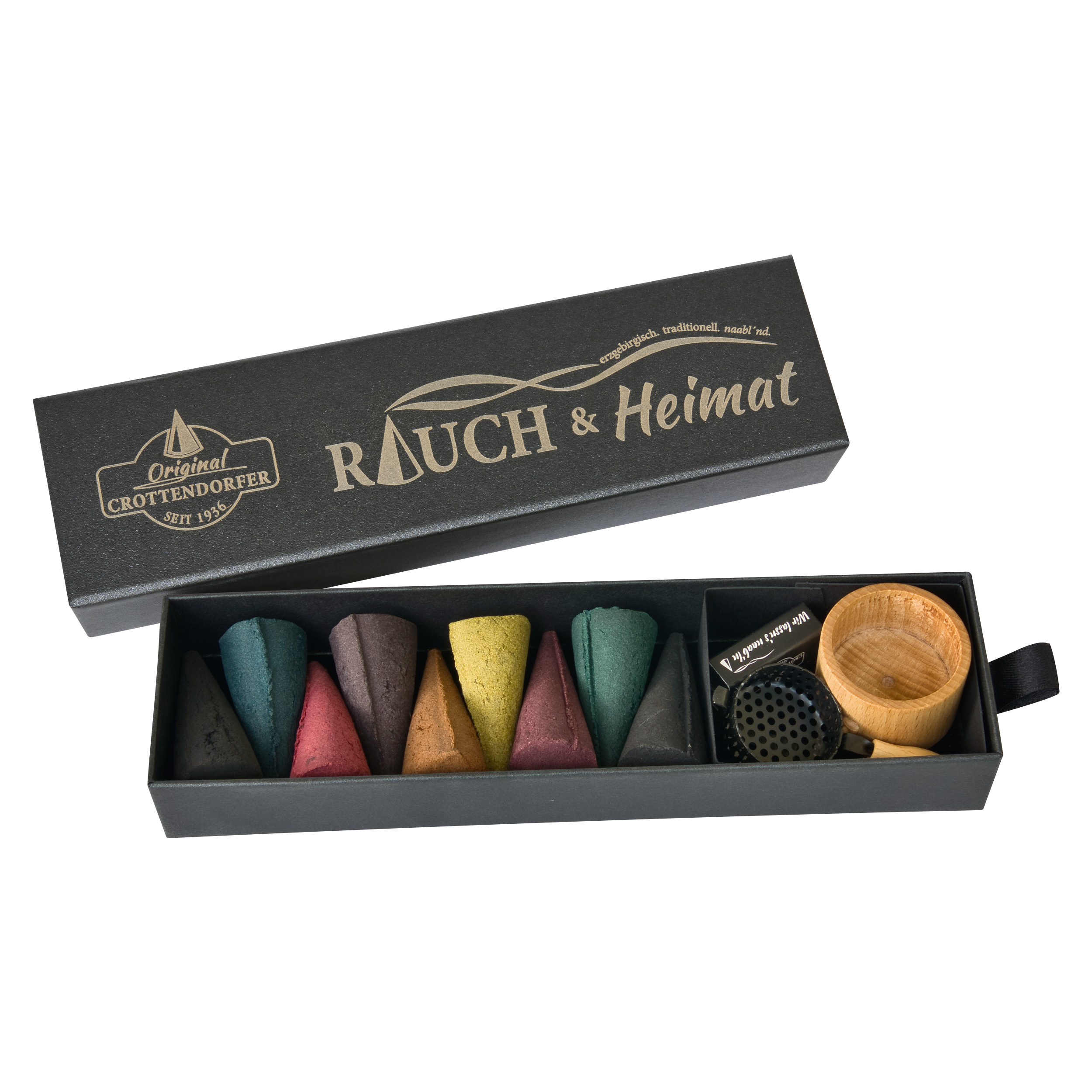 Die Schubbox „RAUCH & Heimat“ von Original Crottendorfer Räucherkerzen enthält farbenfrohe Räucherkegel, einen kleinen Holzhalter und ein Metallgitter – alles unverzichtbare Räucheraccessoires –, die geschmackvoll in der stilvollen Schubbox angeordnet sind, was sie zu einem perfekten Geschenk für jeden Anlass macht.