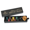 Die Schubbox „RAUCH & Heimat“ von Original Crottendorfer Räucherkerzen enthält farbenfrohe Räucherkegel, einen kleinen Holzhalter und ein Metallgitter – alles unverzichtbare Räucheraccessoires –, die geschmackvoll in der stilvollen Schubbox angeordnet sind, was sie zu einem perfekten Geschenk für jeden Anlass macht.