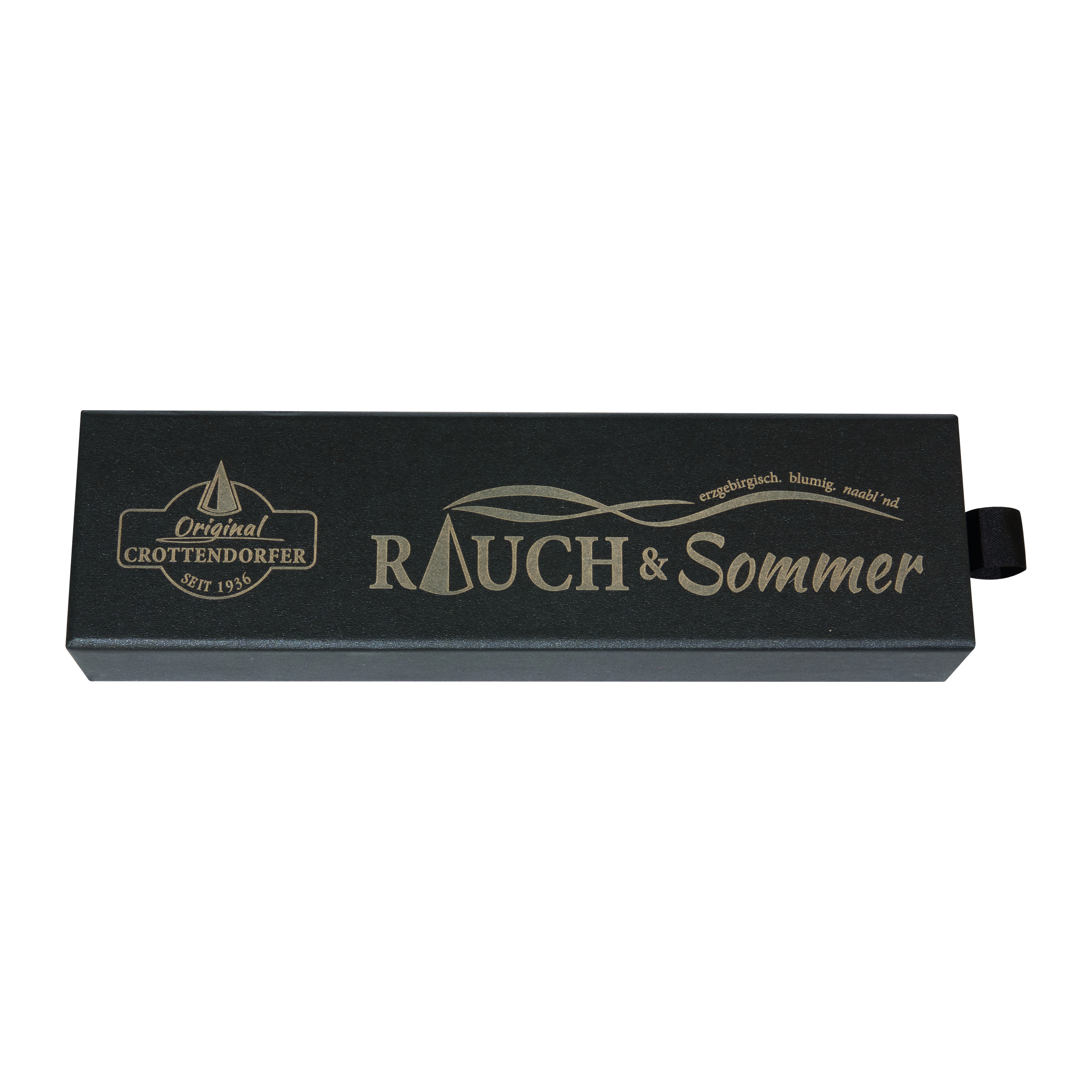 Die Schubbox „RAUCH & Sommer“ von Original Crottendorfer Räucherkerzen ist eine rechteckige schwarze Schachtel mit goldfarbener Beschriftung, auf der die Aufschriften „Rauch & Sommer“ und „Original Crottendorfer Seit 1936“ sowie die Abbildung eines kleinen Segelboots zu sehen sind. Sie ist für Räucherkerzen konzipiert, verfügt auf der rechten Seite über eine schwarze Aufreißlasche und bietet eine klassische Lösung zum Mückenschutz.