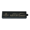 Die Schubbox „RAUCH & Sommer“ von Original Crottendorfer Räucherkerzen ist eine rechteckige schwarze Schachtel mit goldfarbener Beschriftung, auf der die Aufschriften „Rauch & Sommer“ und „Original Crottendorfer Seit 1936“ sowie die Abbildung eines kleinen Segelboots zu sehen sind. Sie ist für Räucherkerzen konzipiert, verfügt auf der rechten Seite über eine schwarze Aufreißlasche und bietet eine klassische Lösung zum Mückenschutz.