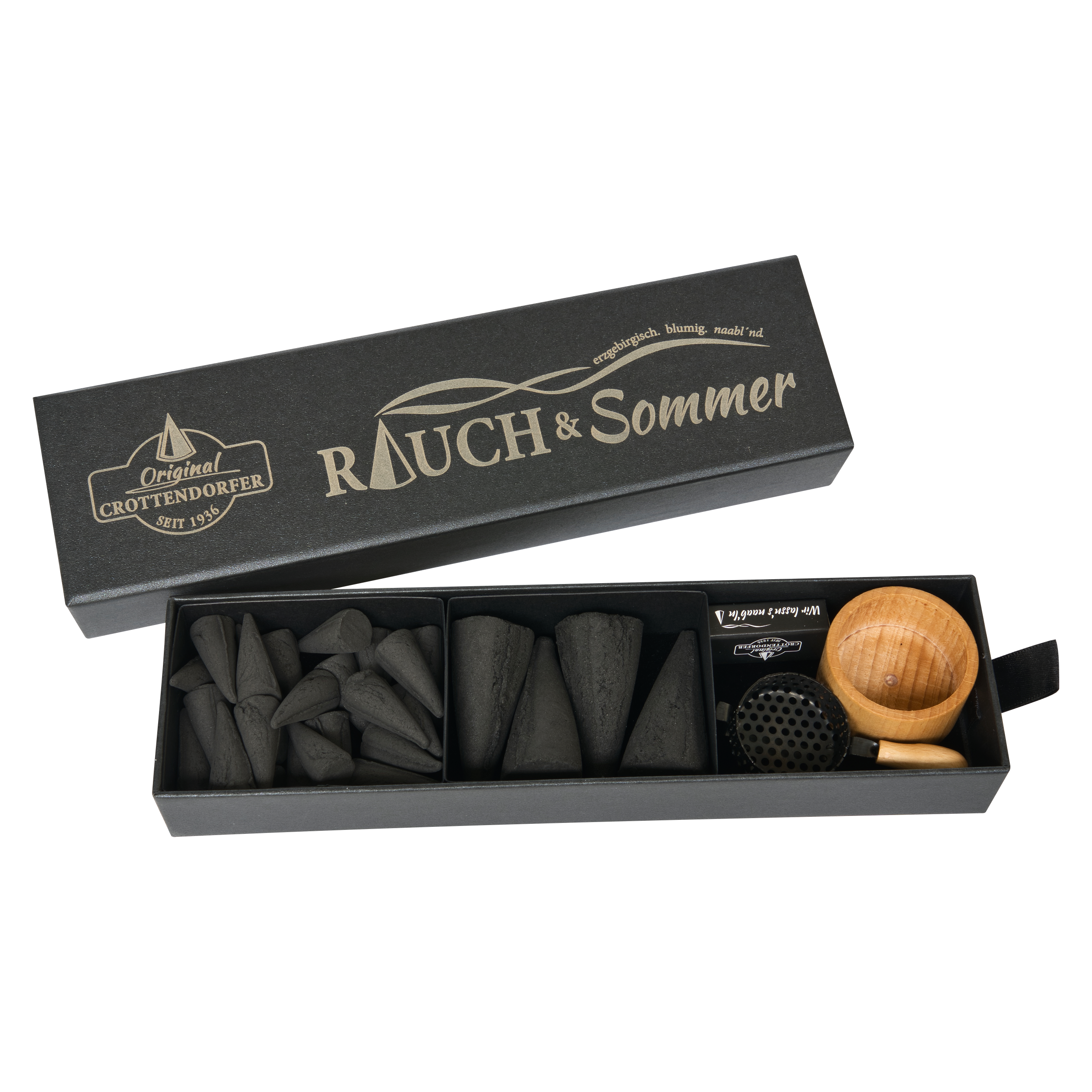 Die Schubbox „RAUCH & Sommer“ von Original Crottendorfer Räucherkerzen ist eine elegante, rechteckige, schwarze Geschenkbox mit dezentem „Rauch & Sommer“-Logo. Im Inneren, unter dem teilweise geöffneten Deckel, befinden sich kegelförmige Räucherkegel zum Mückenschutz, eine kleine Holzschale und ein Halter aus Metallgitter.