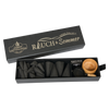 Die Schubbox „RAUCH & Sommer“ von Original Crottendorfer Räucherkerzen ist eine elegante, rechteckige, schwarze Geschenkbox mit dezentem „Rauch & Sommer“-Logo. Im Inneren, unter dem teilweise geöffneten Deckel, befinden sich kegelförmige Räucherkegel zum Mückenschutz, eine kleine Holzschale und ein Halter aus Metallgitter.