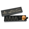 Eine Schubbox „RAUCH & Sommer“ von Original Crottendorfer Räucherkerzen mit sechs schwarzen Räucherkegeln, einem Metallhalter und einer kleinen Holzschale ist vor einem weißen Hintergrund ansprechend in Szene gesetzt.