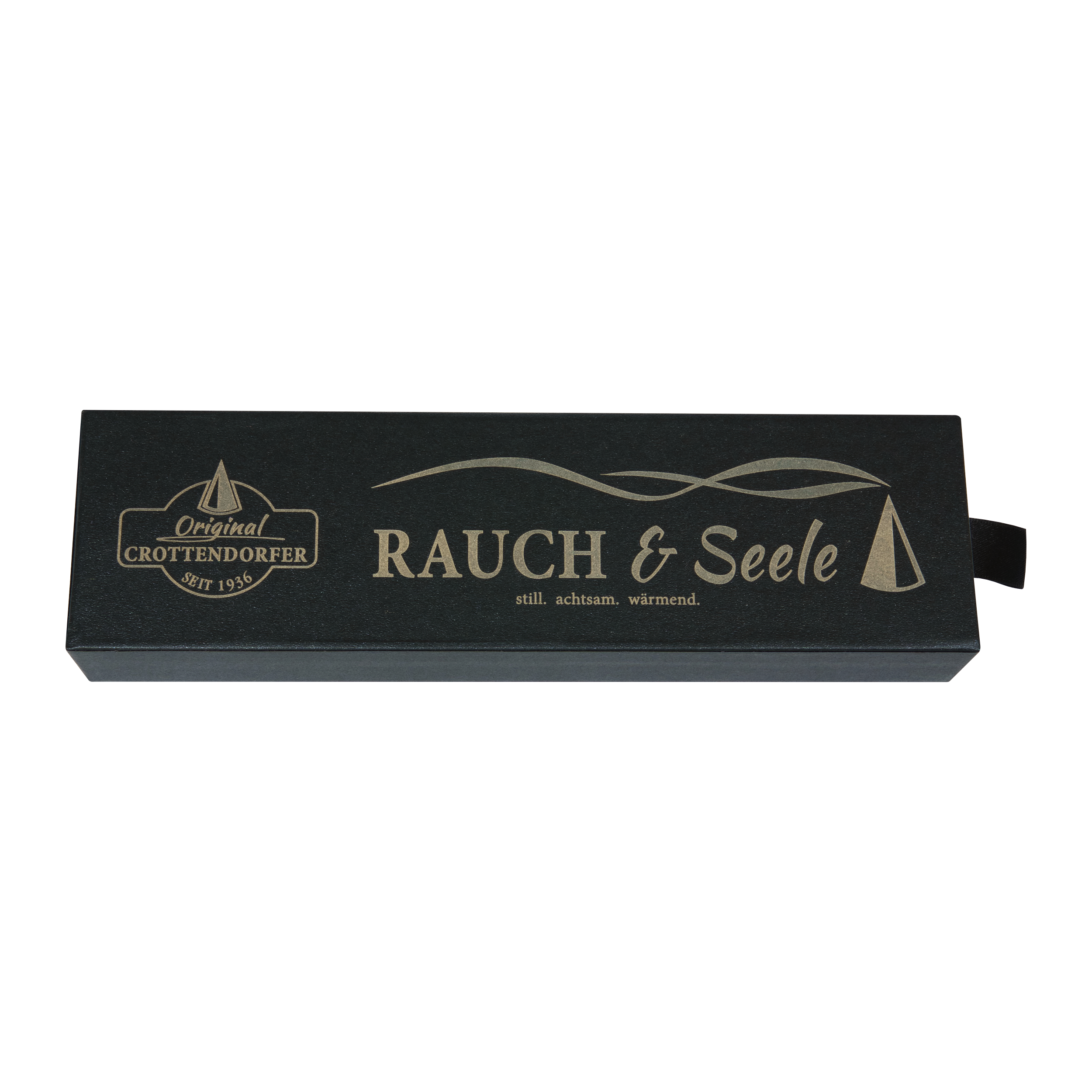 Eine rechteckige, schwarze Schubbox „RAUCH & Seele“ von Original Crottendorfer Räucherkerzen, verziert mit goldener Schrift und minimalistischen Grafiken. Auf der Schachtel stehen die Aufschriften „still, achtsam, wärmend“ – damit ist sie ein ideales Geschenkset für Liebhaber feiner Räucherutensilien.