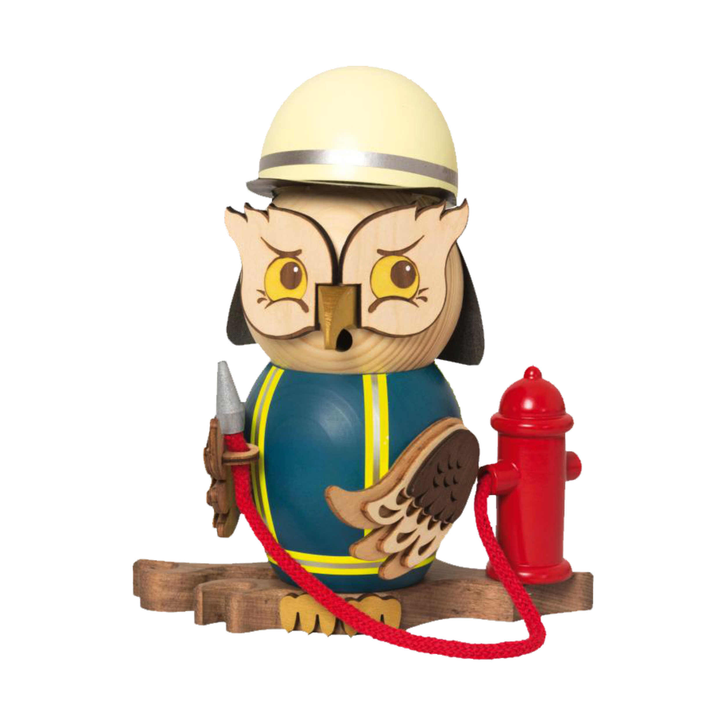 Die Rauchfigur Eule Feuerwehr von Drechslerei Kuhnert ist eine skurrile Eulenfigur, die als Feuerwehrmann verkleidet ist, mit gelbem Helm und blauem Outfit mit gelben Streifen. Sie hält einen Schlauch, der an einen roten Hydranten angeschlossen ist, und steht stolz auf einem Holzsockel.