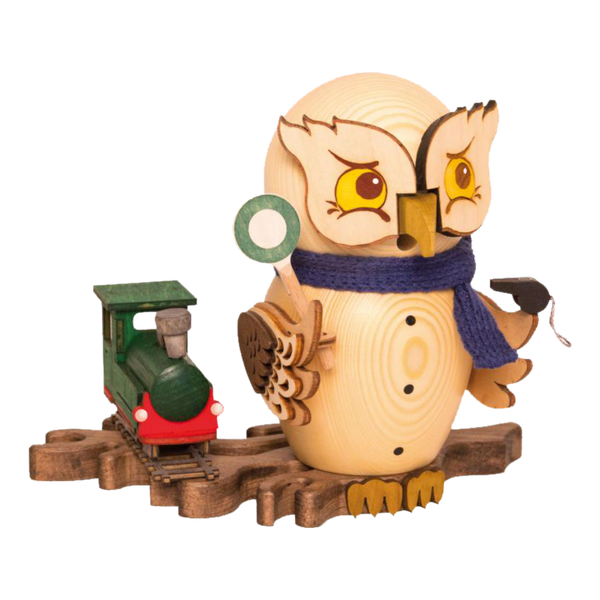 Die Rauchfigur Eule mit Eisenbahn von Drechslerei Kuhnert ist eine hölzerne Eulenfigur mit blauem Schal, die neben einem grün-roten Zug ein rundes Schild und eine kleine Tasse auf ihrem Sockel hält. Sie hat aufwendig geschnitzte Flügel und leuchtende Augen.