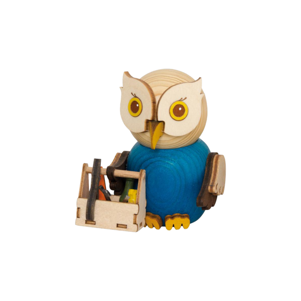 Die Mini Eule Handwerker der Drechslerei Kuhnert ist eine bezaubernde Eulenfigur aus Holz mit blauem Körper, braunen Flügeln, gelben Augen und Schnabel. Sie steht aufrecht und hält einen Werkzeugkasten voller Miniaturwerkzeuge aus nachhaltig angebauten Hölzern.