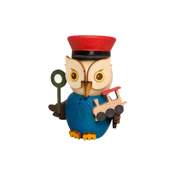 Die MINI Eule Eisenbahner von Drechslerei Kuhnert ist eine bezaubernde Eulenfigur aus Holz, die als Zugführer verkleidet ist. Sie hat einen blauen Körper, eine rot-schwarze Mütze und hält eine Spielzeugeisenbahn und eine grüne Signalscheibe. Perfekt für Fans von Handarbeit.