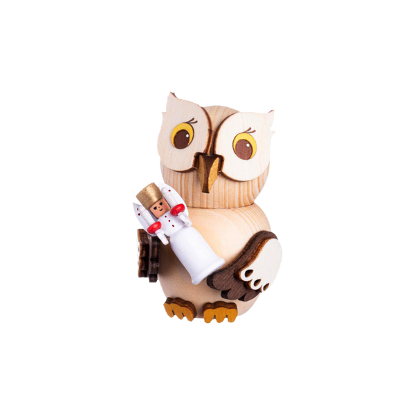 Die Mini Eule mit Engel von Drechslerei Kuhnert ist eine bezaubernde Eulenfigur aus Holz, die in präziser Handarbeit gefertigt wurde. Sie weist detaillierte Schnitzereien und braune Akzente auf den Flügeln und Augen auf und hält einen kleinen weiß-roten Nussknacker.