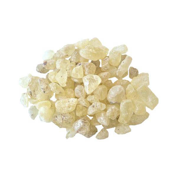 Hellgelbe, unregelmäßig geformte Stücke des Räucherharzes Dammar von Original Crottendorfer Räucherkerzen verströmen vor schwarzem Untergrund ein angenehmes Aroma. Die durchscheinenden Harzbrocken variieren in der Größe, ähnlich wie Dammar oder Harz.