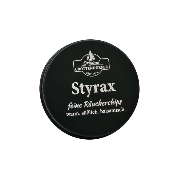 Eine runde schwarze Dose mit der Aufschrift "Räucherchips Styrax 10 g in der Schraubdeckeldose" von Original Crottendorfer Räucherkerzen, beschrieben als warm, süß und balsamisch - ideal für ein sinnliches Weihraucharoma - auf einem schlichten weißen Hintergrund.