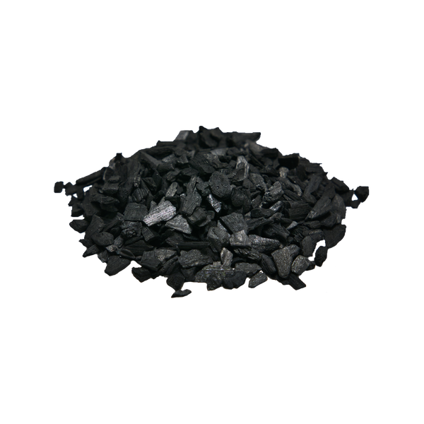 Ein kleiner Haufen schwarzer, rauer Kohlestücke, die an die Räucherchips Styrax 20g von Original Crottendorfer Räucherkerzen erinnern, ist auf einer schlichten dunklen Fläche angeordnet. Die leicht glänzende Optik betont die unregelmäßigen Oberflächen vor dem schwarzen Hintergrund.