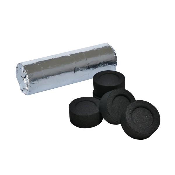 Mehrere einzelne schnellzündend Räucherkohle-Tabletten, von Original Crottendorfer Räucherkerzen, sowie eine in Folie verpackte Rolle sind auf schwarzem Hintergrund angeordnet.