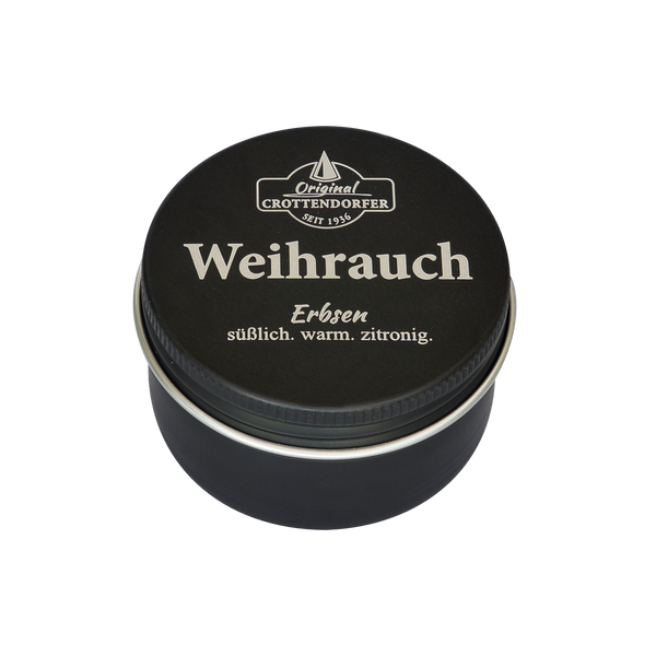 Eine schwarze Blechdose mit der Aufschrift „Weihrauch in der Schraubdeckeldose“ von Original Crottendorfer Räucherkerzen, ideal für Räucherwerk und Meditation, mit den Begriffen „süßlich“, „warm“ und „zitronig“ auf dem Deckel, steht vor einem weißen Hintergrund.
