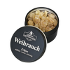 Eine runde schwarze Blechdose mit der Aufschrift „Weihrauch in der Schraubdeckeldose“ von Original Crottendorfer Räucherkerzen enthält hellbraune, unregelmäßig geformte Bonbons. Der teilweise geöffnete Deckel gibt den Blick auf Bonbons frei, die ein süßes, warmes Zitronenaroma verströmen – ideal für die Meditation.