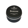 Eine schwarze, runde Dose mit der Aufschrift „Benzoe in der Schraubdeckeldose“ von Original Crottendorfer Räucherkerzen mit balsamischen, harzigen und vanilligen Noten, ideal zum Räuchern mit echtem Benzoeharz und zartem Vanilleduft. Abgebildet auf weißem Hintergrund.