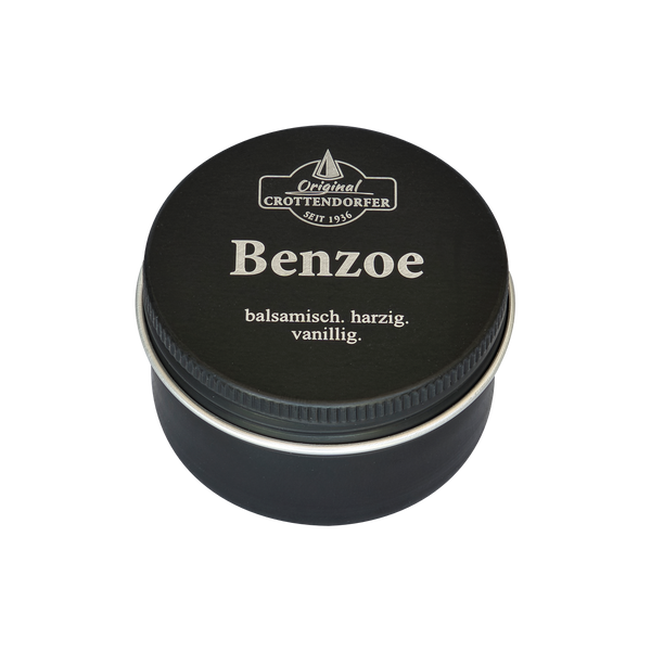 Eine schwarze, runde Dose mit der Aufschrift „Benzoe in der Schraubdeckeldose“ von Original Crottendorfer Räucherkerzen mit balsamischen, harzigen und vanilligen Noten, ideal zum Räuchern mit echtem Benzoeharz und zartem Vanilleduft. Abgebildet auf weißem Hintergrund.